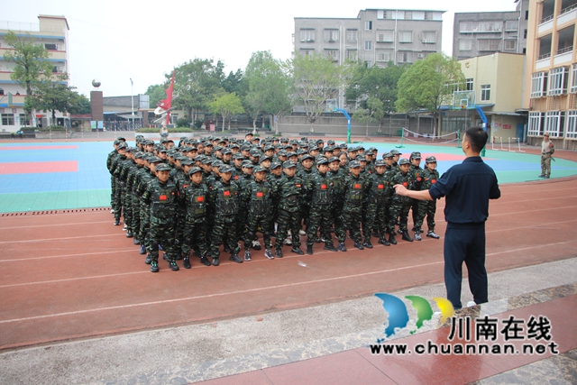 瀘縣云龍鎮(zhèn)學(xué)?！百s續(xù)紅色基因 淬煉強(qiáng)軍體能“軍事體育成果展示1.JPG