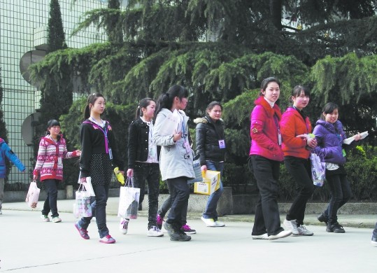 隆昌幼師校要求學(xué)生用透明袋 稱防帶零食進(jìn)教室(圖1)