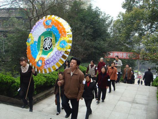 大山坪街道開展紀(jì)念革命先烈活動(圖1)