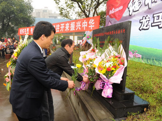 龍馬潭區(qū)舉行“我們的節(jié)日.清明”祭掃活動(dòng)(圖5)