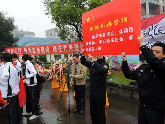 龍馬潭區(qū)舉行“我們的節(jié)日.清明”祭掃活動(dòng)(圖3)