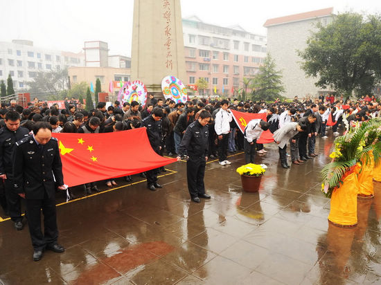 龍馬潭區(qū)舉行“我們的節(jié)日.清明”祭掃活動(dòng)(圖2)