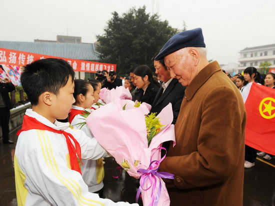 龍馬潭區(qū)舉行“我們的節(jié)日.清明”祭掃活動(dòng)(圖4)