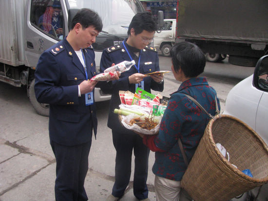 納溪區(qū)專項治理321國道沿線食品安全(圖1)