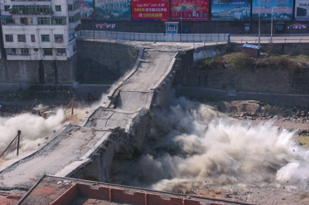 炸橋 50歲大橋2秒鐘爆破(圖1)