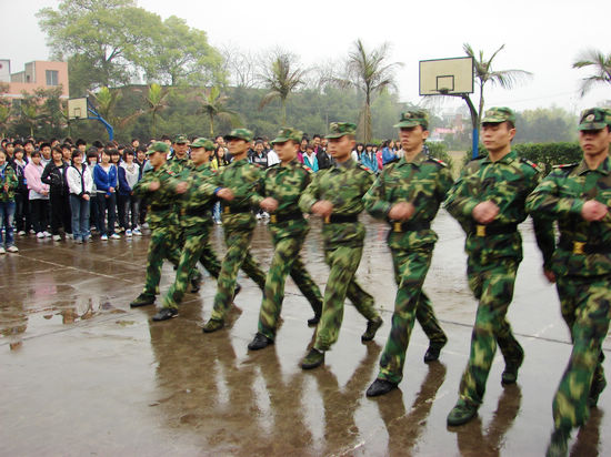 云錦鎮(zhèn)天宇中職學(xué)校：嚴格軍訓(xùn)鍛煉學(xué)生意志(圖1)