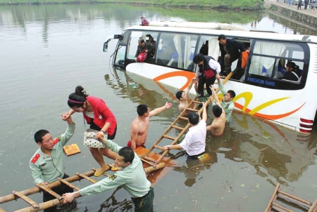 宜賓到瀘州一客車沖進魚塘 水中搭救命人梯(圖2)