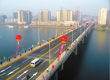 停渡通橋 簡(jiǎn)陽(yáng)萬(wàn)人踩新橋(圖1)