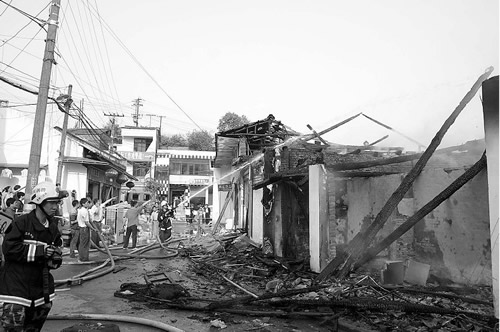 宜賓高店大火 老街慘遭“火燒連營(yíng)”(圖1)