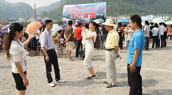 天仙鎮(zhèn)：志愿者微笑服務(wù) 綴亮美景(圖2)