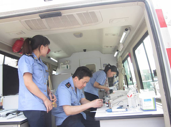 瀘州工商局食品快速檢測(cè)車開進(jìn)城郊農(nóng)貿(mào)市場(chǎng)