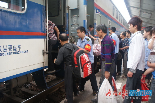 內(nèi)江客運(yùn)列車一站到成都(圖1)