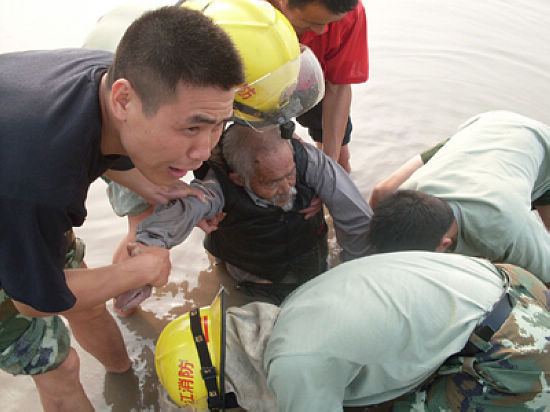 七旬老人身陷河灘流沙十小時 消防官兵緊急救援(圖2)