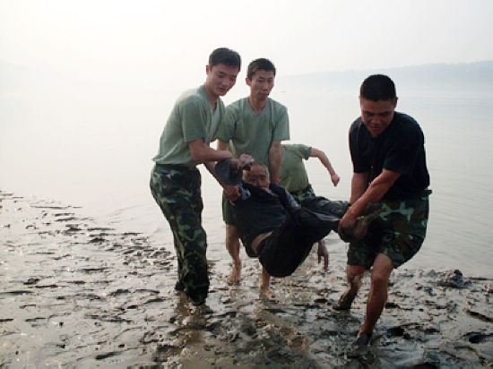 七旬老人身陷河灘流沙十小時 消防官兵緊急救援(圖3)