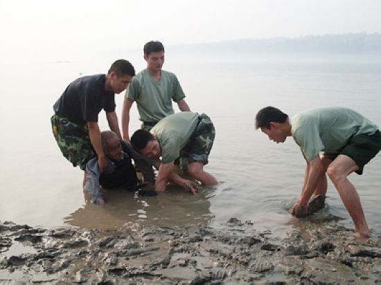 七旬老人身陷河灘流沙十小時 消防官兵緊急救援(圖1)