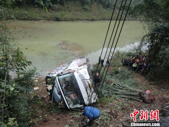 瀘州敘永境內(nèi)一大客車墜河 致2死23傷(圖2)