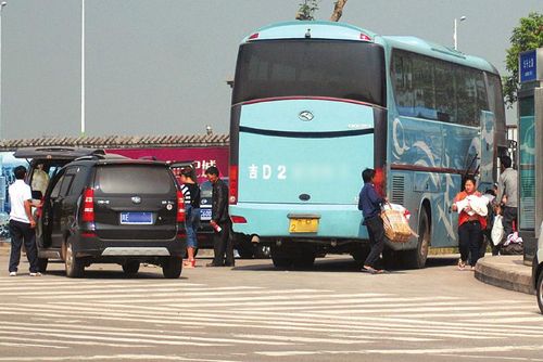 瀘州:兩車高速上追"黑大巴" 緊跟百里將其逼停(圖2)