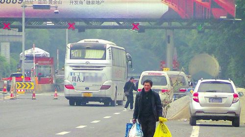 瀘州:兩車高速上追"黑大巴" 緊跟百里將其逼停(圖1)