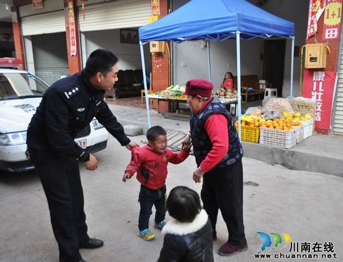 四歲小孩不慎走失 民警幫忙找尋親人(圖1)