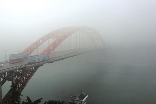 川南四城中“霾伏” 市民盼雨洗塵(圖1)