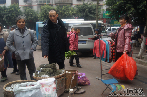 太伏鎮(zhèn)：突擊治理轄區(qū)“馬路市場(chǎng)”(圖2)