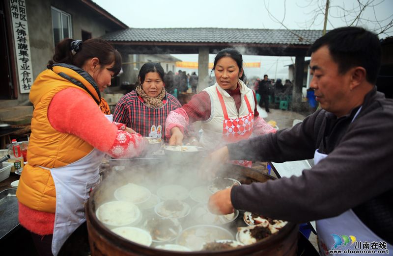 瀘州:專合社農(nóng)民歡聚“團年宴”(圖1)