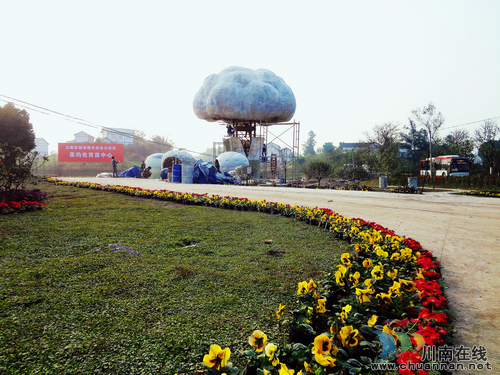 華陽(yáng)街道“錦繡華陽(yáng)”大門(mén)即將完工 春節(jié)前開(kāi)放(圖2)