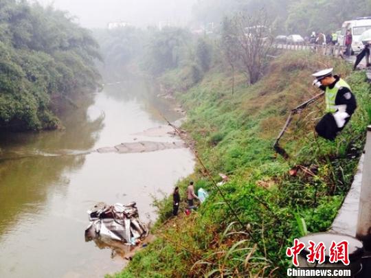 宜賓小面包車撞大客車致1死2傷(圖2)