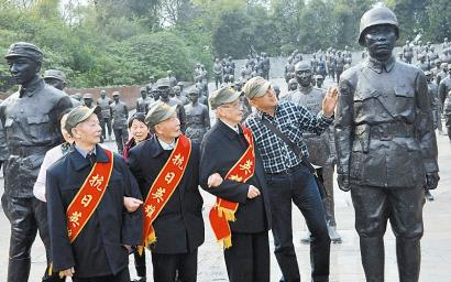 內(nèi)江籍丁方蕘等中國遠(yuǎn)征軍老兵闊別70年再相聚(圖2)