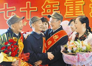 內(nèi)江籍丁方蕘等中國遠(yuǎn)征軍老兵闊別70年再相聚(圖1)