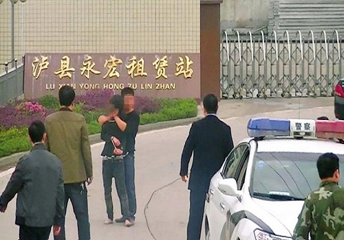 丈夫持刀挾持妻子 鬧市駕車逃逸被逼停(圖1)