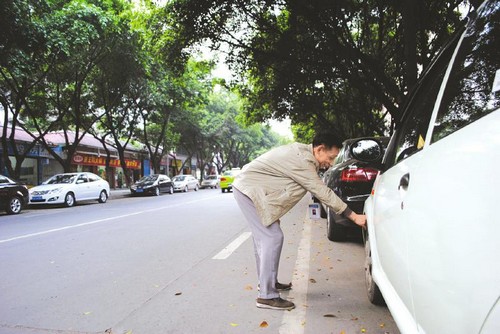 “翹腳老板”多 收費(fèi)員劃車事件頻發(fā)(圖1)