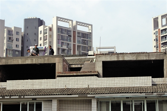 內(nèi)江一小區(qū)居民建起“樓上樓”鄰居住得心慌慌(圖1)