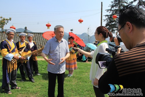 “西部民族組合之父”陳川赴瀘州敘永苗寨采風(fēng)(圖3)