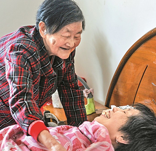 內(nèi)江：86歲婆婆照顧65歲癱瘓兒媳24年(圖1)