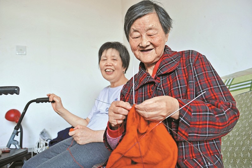 內(nèi)江：86歲婆婆照顧65歲癱瘓兒媳24年(圖4)