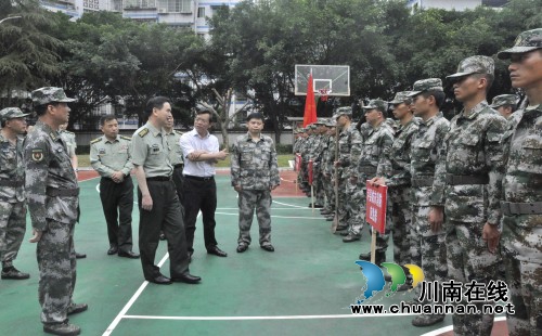 四川省軍區(qū)對瀘縣應(yīng)急大隊(duì)進(jìn)行民兵整組點(diǎn)驗(yàn)(圖1)