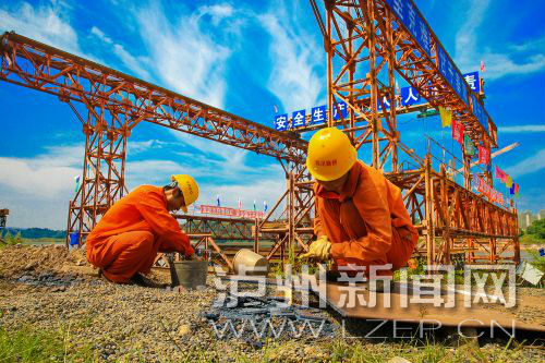 正在建設(shè)中的海潮沱江大橋，是我市“渡改橋”項(xiàng)目之一。 記者 牟科 攝