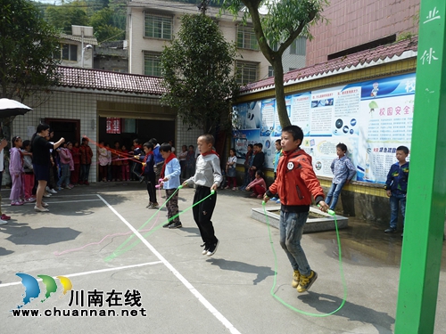 敘永縣分水鎮(zhèn)中心小學校成功舉辦2018年春季運動會(圖1)