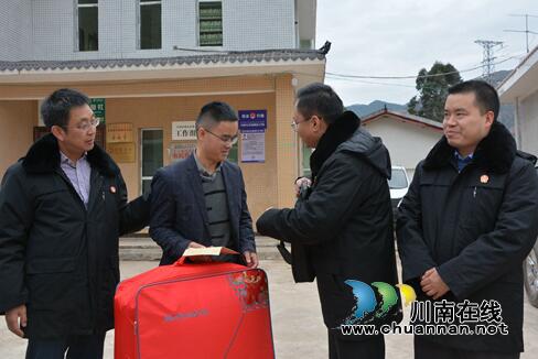 瀘州法院：彝漢同胞一家親 扶貧路上心連心(圖8)