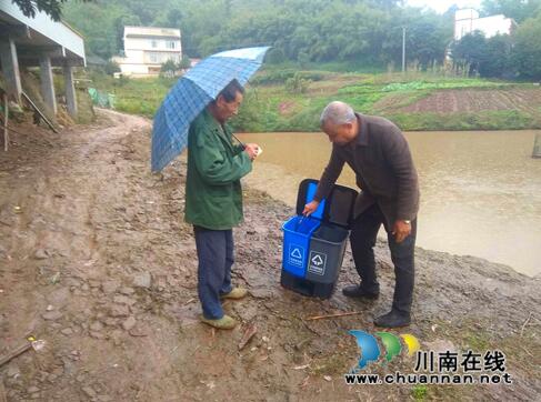 納溪區(qū)棉花坡鎮(zhèn)：人大代表助力垃圾分類(圖1)