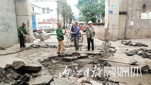 內(nèi)江：道路不平行人難走 派出所幫忙除隱患(圖1)