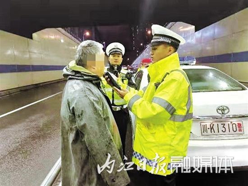 內(nèi)江交警凌晨查酒駕 9名“酒司機”落網(wǎng)(圖1)