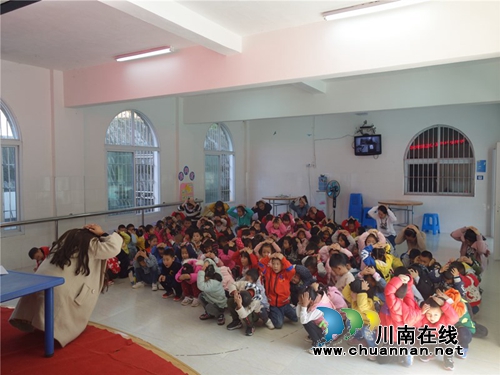 敘永縣向林鎮(zhèn)中心幼兒園:開展地震逃生應(yīng)急演練