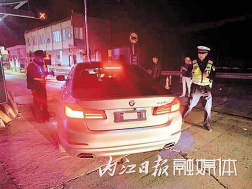 心情不好 內(nèi)江男子反掛車牌高速"飆車"被記12分(圖1)