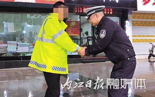 暖心！內(nèi)江市民淋雨騎行 輔警脫衣為他遮擋(圖1)