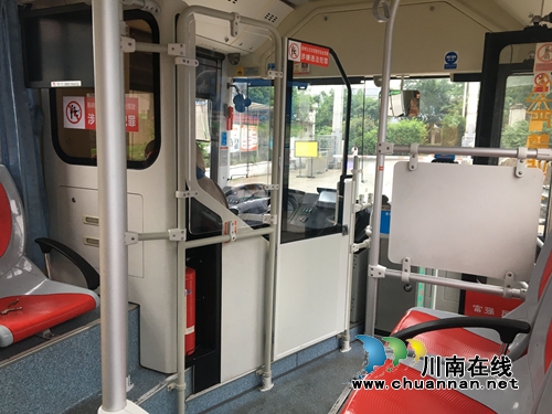 瀘州率先在全省安裝完公交車安全防護(hù)隔離設(shè)施