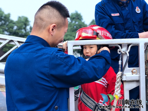 瀘州市河?xùn)|幼兒園開展“走進(jìn)消防隊(duì)，安全記心中”主題教育活動(圖3)