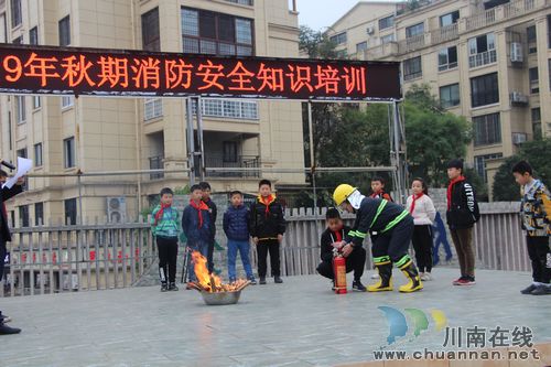 敘永鎮(zhèn)中心校：消防演練敲響警鐘 安全教育常抓不懈(圖1)