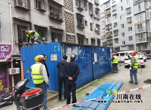 古藺縣綜合行政執(zhí)法局：出重拳拆除違建  還市民公共空間(圖1)